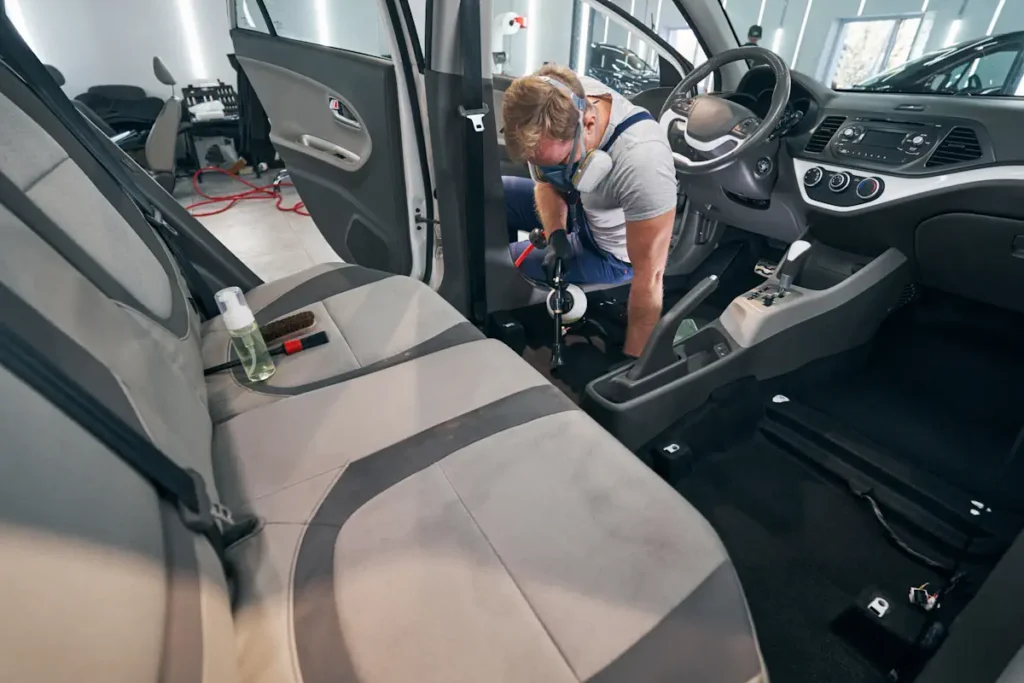 Une personne qui nettoie une voiture