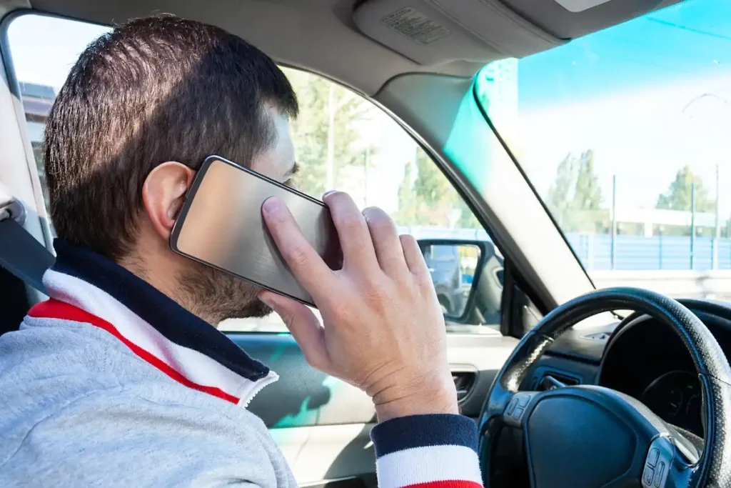 Un homme qui téléphone au volant