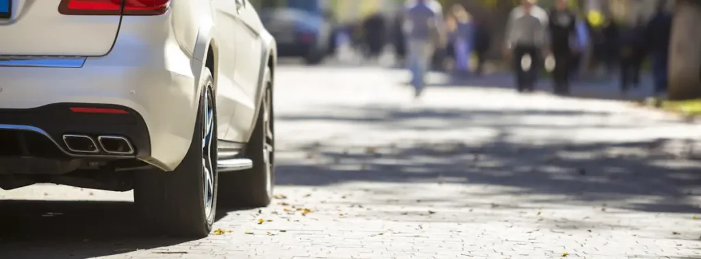 Une voiture dans la rue