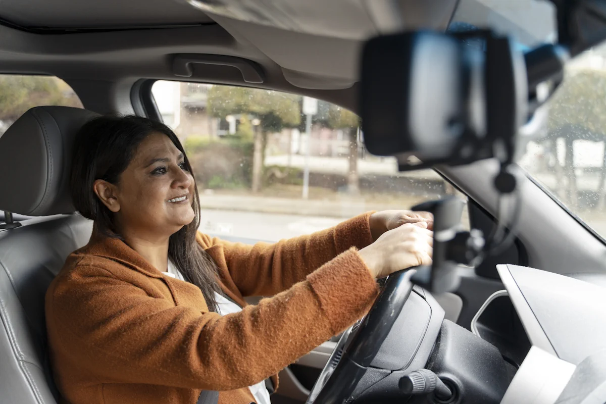 Une femme qui conduit une voiture