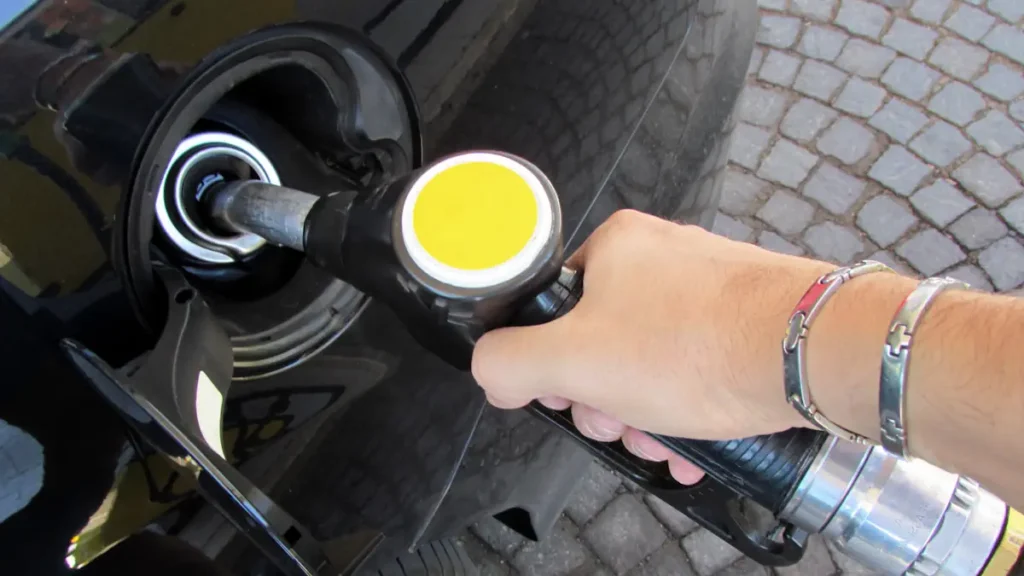 Une personne qui rempli sa voiture de carburant
