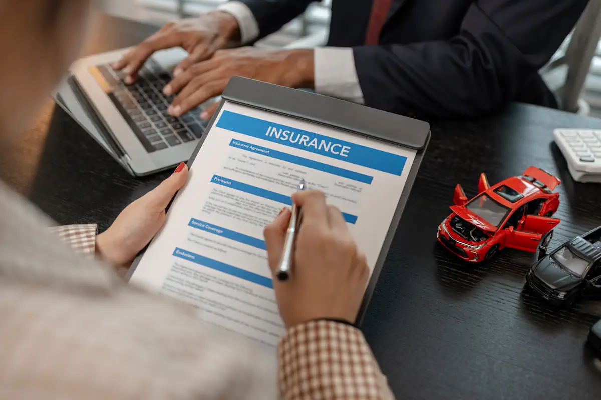 Une personne qui rempli un document d'assurance