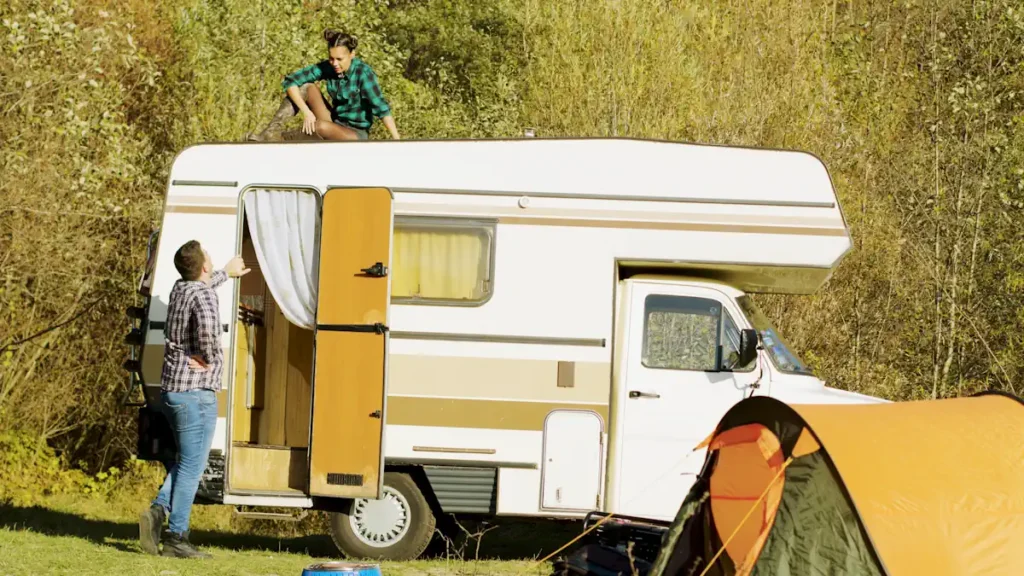 deux personnes sur leur camping-car