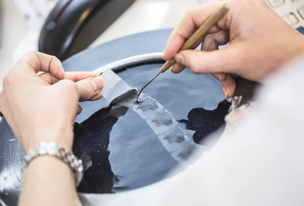 Une personne qui répare une fissure sur un vitre