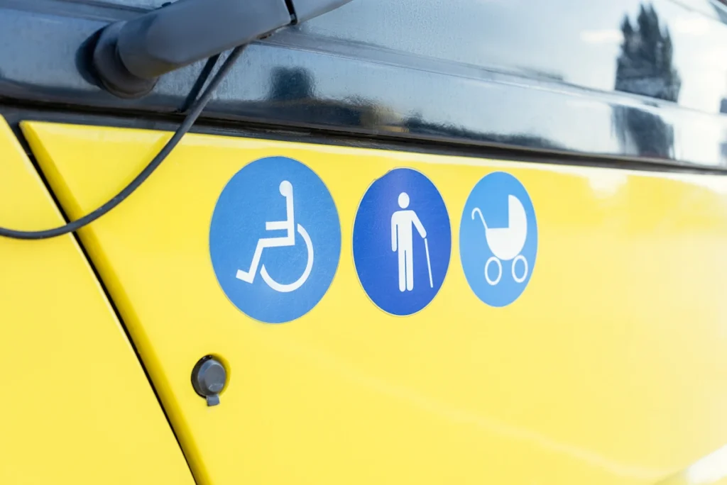 Des autocollants bleus sur une voiture jaune