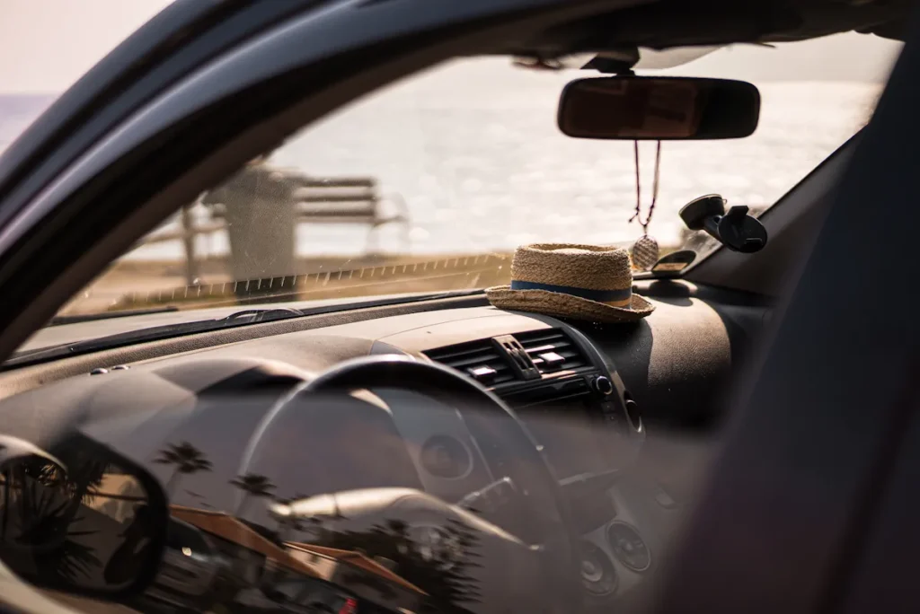 Une parebrise de voiture avec un chapeau sur le tableau de bord
