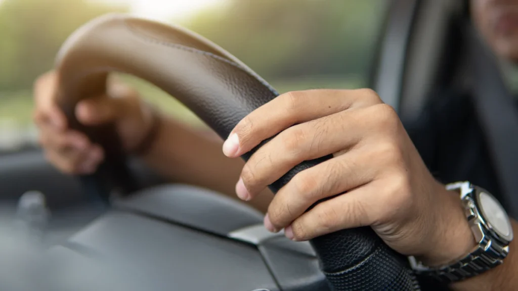 Une personne qui tient un volant