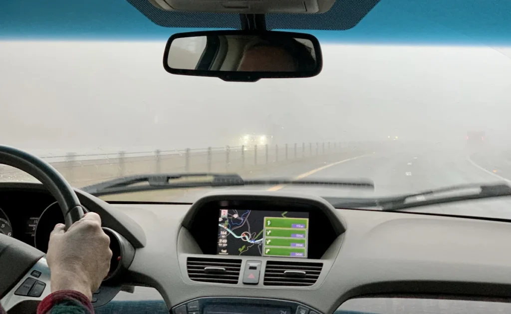 Une personne qui conduite dans une voiture avec de la buée