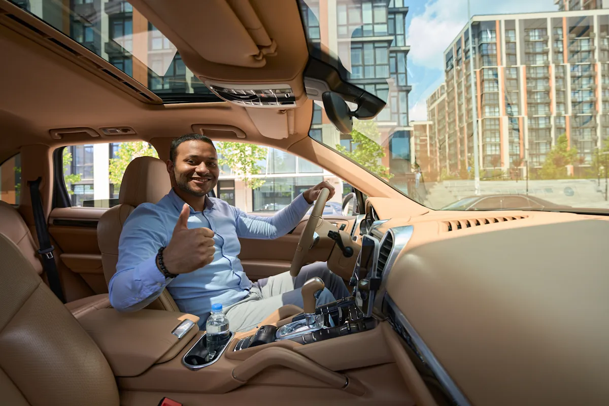 Un homme derrière le volant d'un SUV