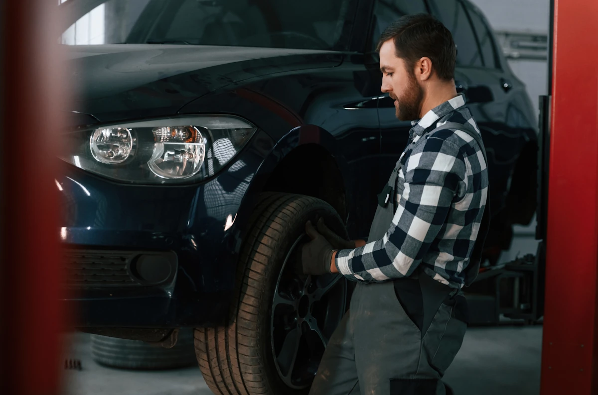 Un garagiste qui remplace un pneu de voiture
