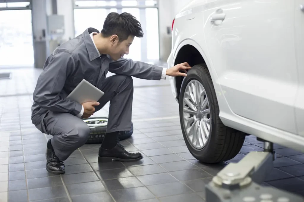 Une personne qui regarde de près une roue de voiture