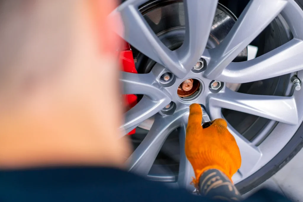 Un homme qui vérifie les jantes d'une voiture