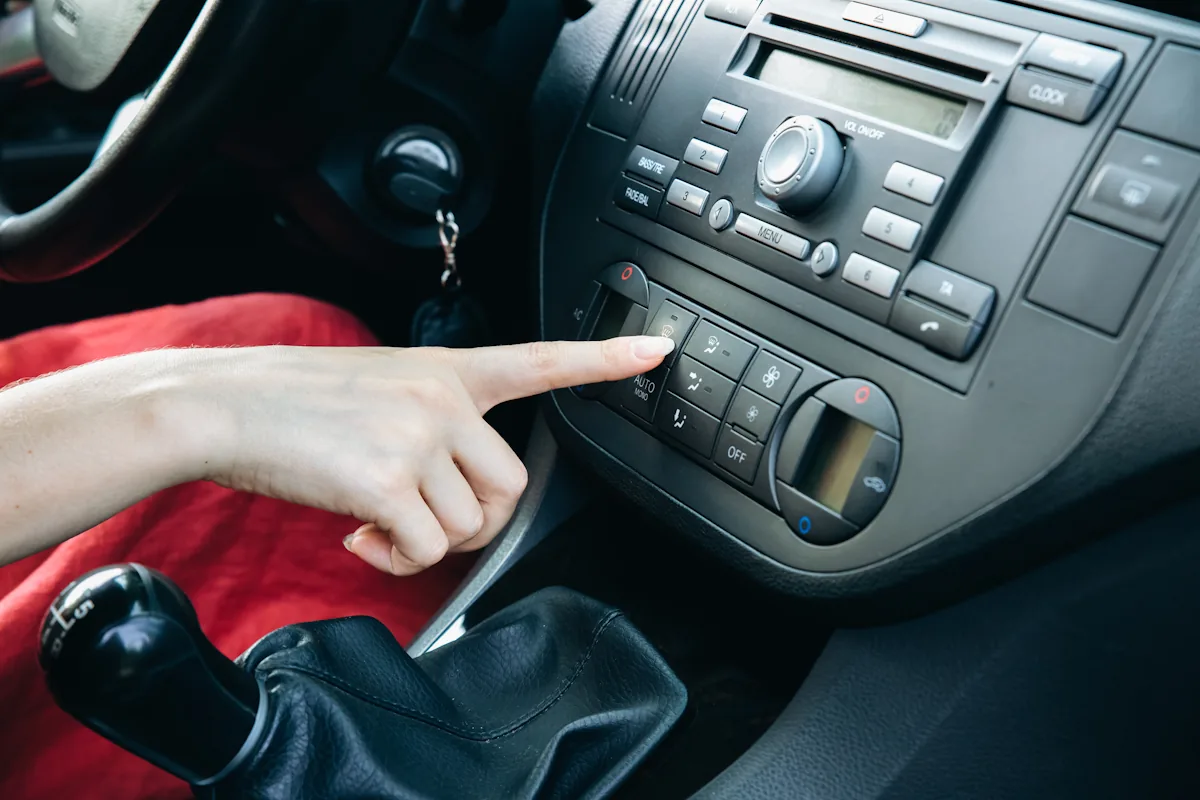 Une femme qui met en marche l'autoroute de la voiture