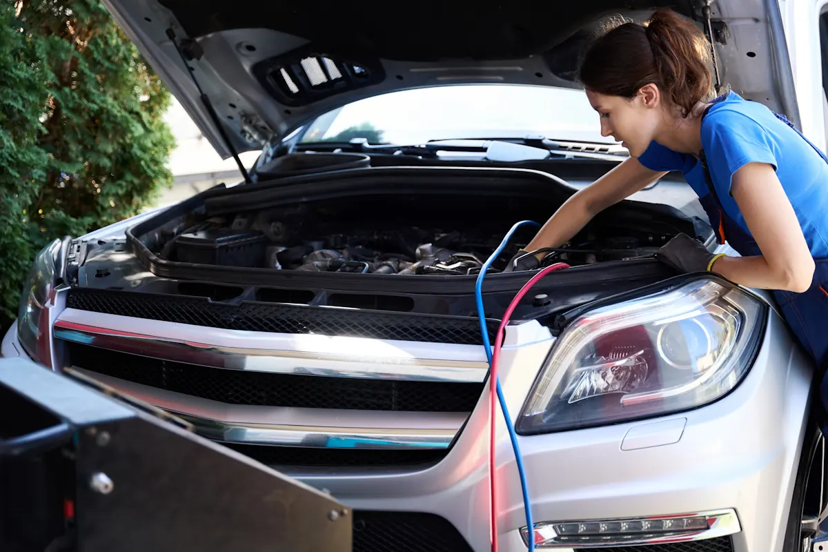Une femme qui charge une batterie de voiture
