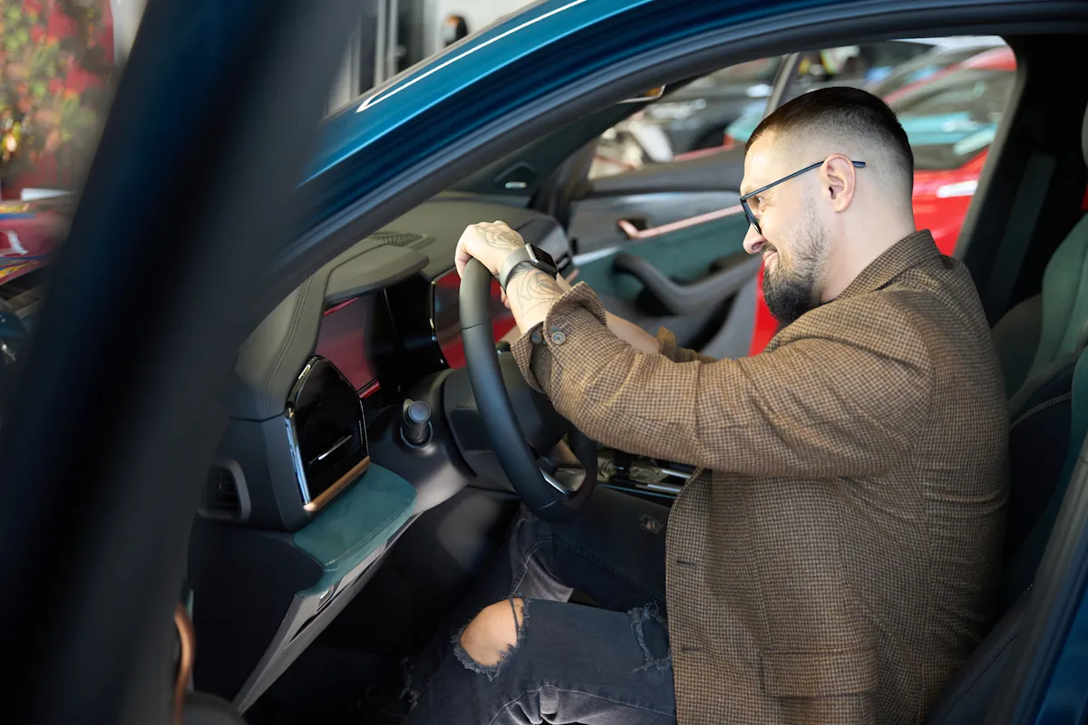 Un homme qui démarre la voiture les portières ouvertes