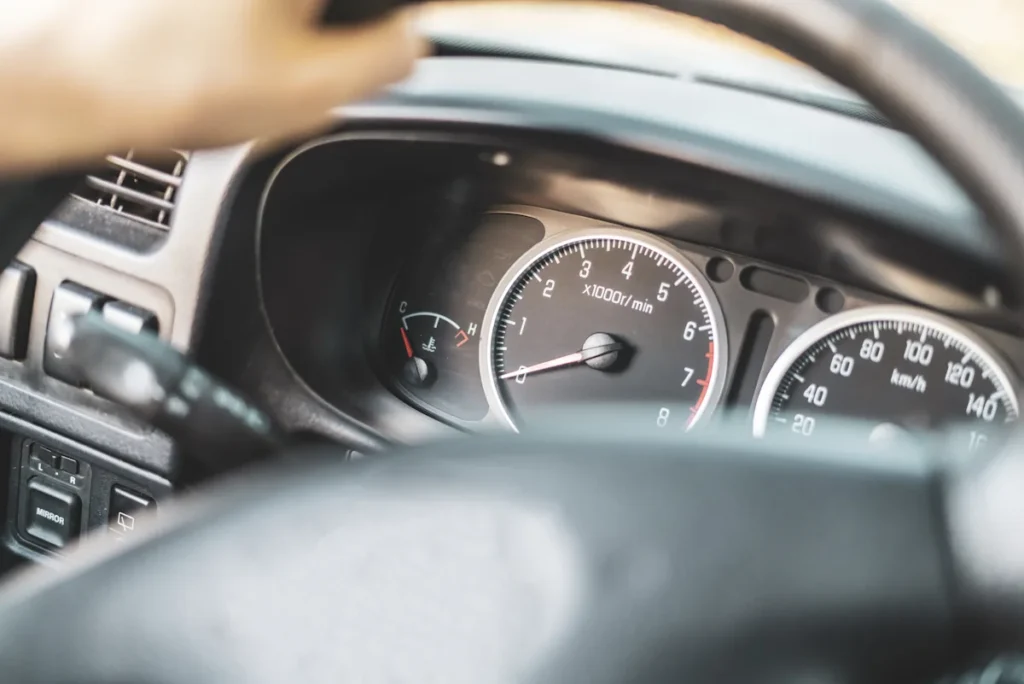 Une personne qui conduit une voiture