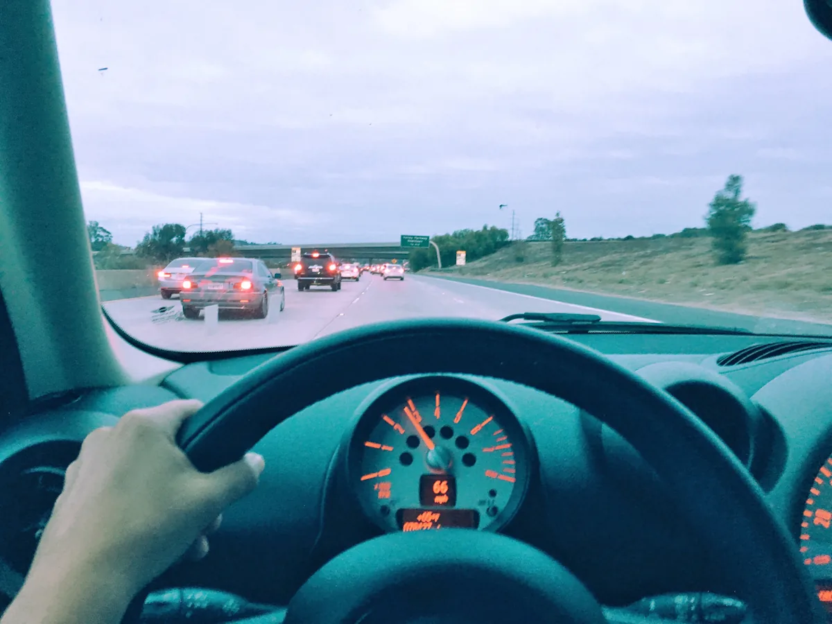 Un tableau de bord qui indique 100 km/h