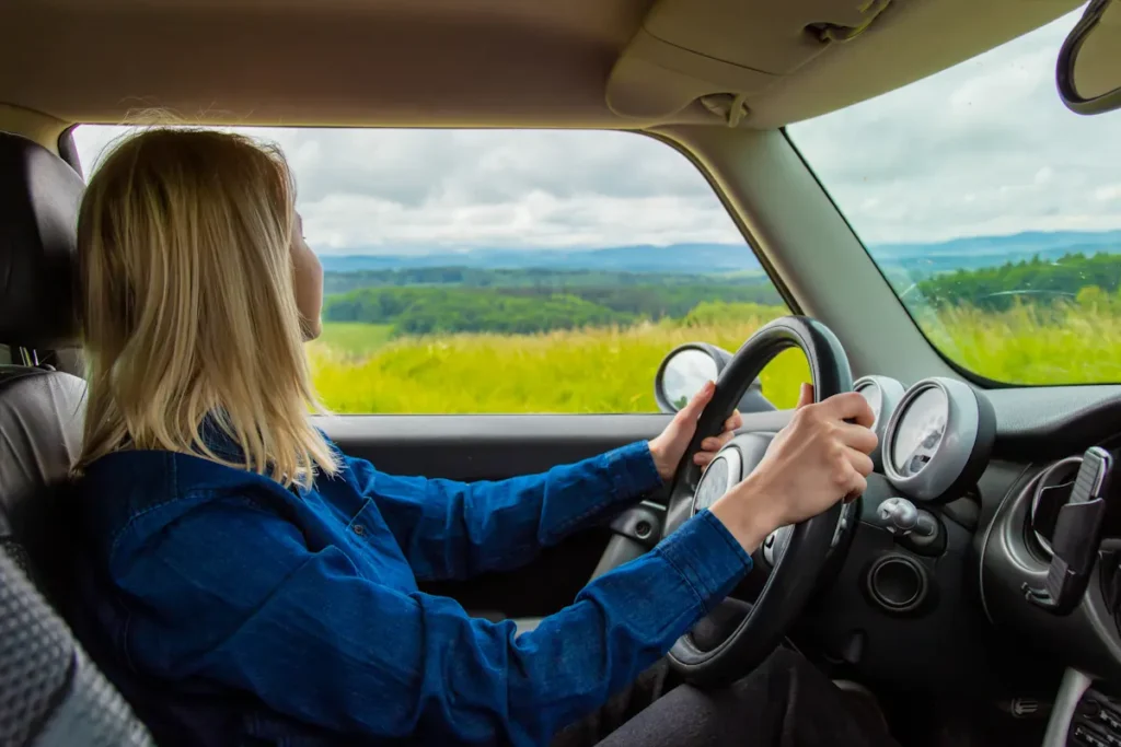 Une femme qui roule sans liquide de refroidissement