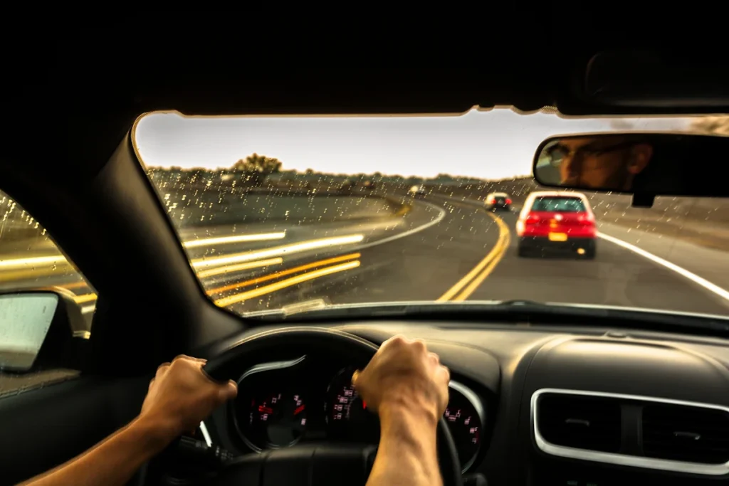 Un homme qui roule vite sur l'autoroute