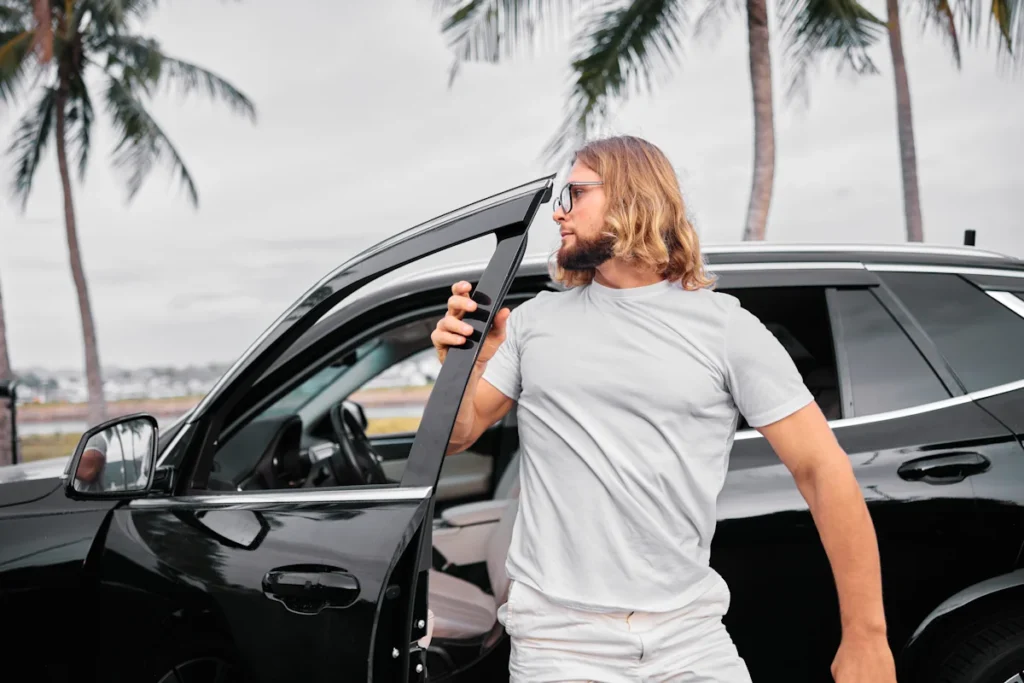 Un homme qui sort d'un SUV